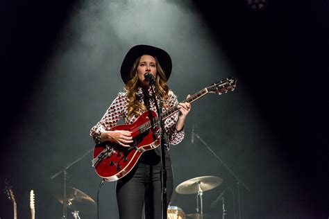 Lera Lynn's Enchanted Hanoi Concert: A Symphony of Soulful Vocals and Whimsical Storytelling!